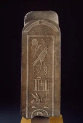 Cabeza de cuarzo de Amón inscrita en el pilar trasero con el nombre de Horus de Tanewatamani